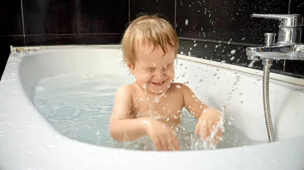 Маленький Хлопчик Горить Бризкає Ванні Створюючи Бризки Води Чисте Щастя — стокове фото