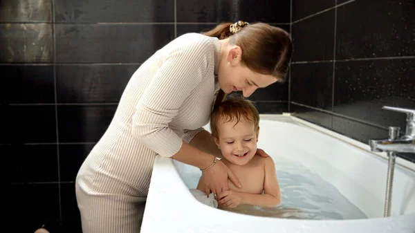 Feliz Madre Sonriente Lavando Frotando Bebé Sentado Baño Concepto Paternidad — Foto de Stock