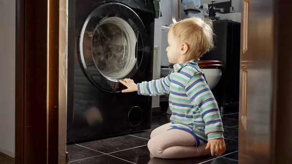 Porträtt Pojken Som Tittar När Tvättmaskinen Snurrar Trumman Hushållsarbete Och — Stockfoto