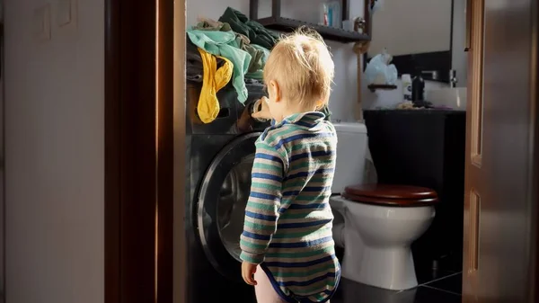 Маленький Мальчик Нажимает Кнопки Кнопки Стиральной Машине Ведение Домашней Работы — стоковое фото