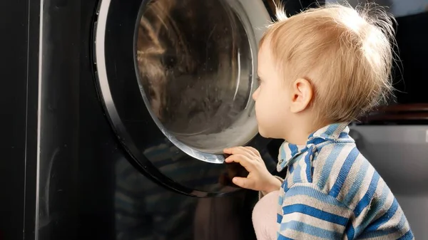 Bebé Curioso Olhando Para Girar Tambor Máquina Lavar Roupa Casa — Fotografia de Stock