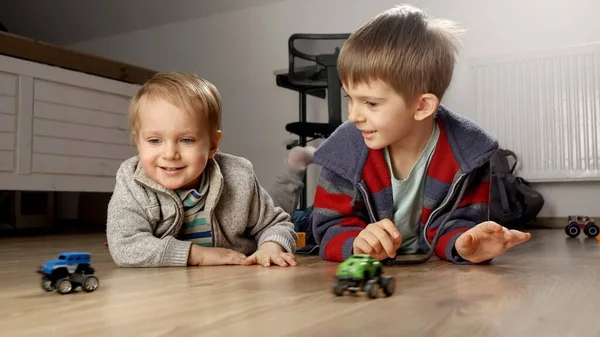 Два Младших Брата Играют Вместе Игрушечными Машинками Полу Дети Играющие — стоковое фото