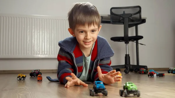 Lächelnder Junge Auf Holzboden Liegend Und Spielzeugauto Rennen Kinder Die — Stockfoto