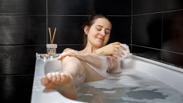 Mujer Elegante Sonriente Relajante Baño Con Azulejos Negros Higiene Femenina —  Fotos de Stock