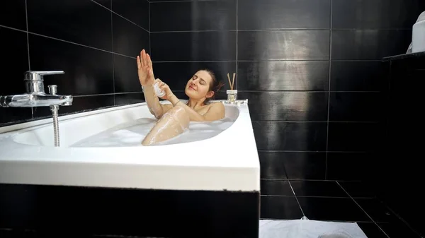 Een Vrouw Die Een Bad Neemt Badkamer Met Zwarte Muren — Stockfoto