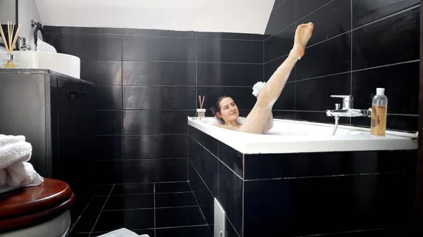 Mulher Sexy Lavando Pernas Longas Banheiro Preto Com Esponja Higiene — Fotografia de Stock
