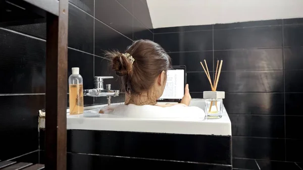 Rahatlatıcı Bir Banyoda Yıkanan Tablet Bilgisayarında Interneti Süzen Bir Kadın — Stok fotoğraf