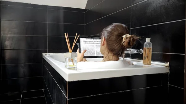 Zadní Pohled Ženu Těší Bublina Koupel Používá Její Tablet Počítač — Stock fotografie