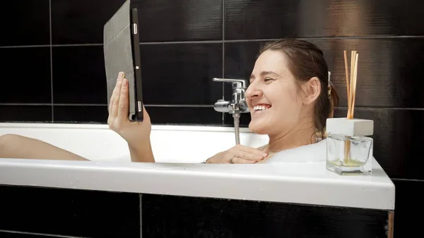 Γυναίκα Που Κάνει Ένα Χαλαρωτικό Μπάνιο Ενώ Έχει Μια Βιντεοκλήση — Φωτογραφία Αρχείου