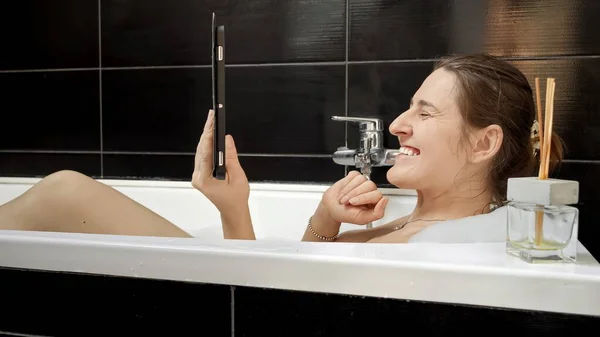 Kvinnan Kopplar Ett Lugnande Bad Medan Hon Har Ett Videosamtal — Stockfoto