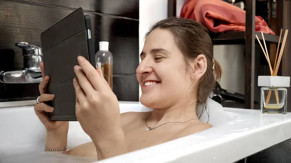Kvinnan Kopplar Badet Medan Hon Har Videochatt Med Vänner Eller — Stockfoto