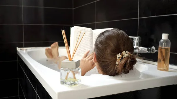 Uma Mulher Tomando Banho Relaxante Enquanto Livro Importância Enriquecimento Pessoal — Fotografia de Stock