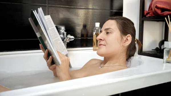 Mujer Joven Bañándose Con Espuma Burbujas Leyendo Libro Autocuidado Educación —  Fotos de Stock