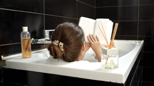 Vista Trasera Mujer Joven Relajándose Baño Leyendo Libro Autocuidado Educación —  Fotos de Stock