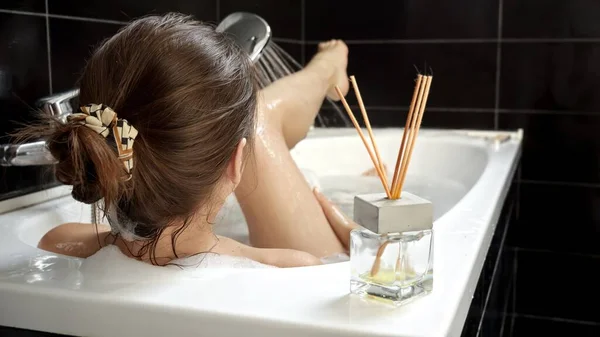 一个女人在浴池里放松 用舒缓的泡沫洗腿 个人护理和心理健康的重要性 — 图库照片