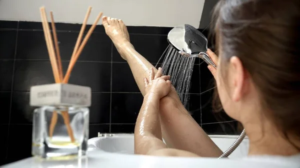 Una Donna Che Gode Bagno Rinfrescante Prende Cura Dell Igiene — Foto Stock