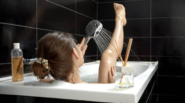 Mujer Disfrutando Baño Con Agua Cascada Sobre Sus Piernas Mientras —  Fotos de Stock