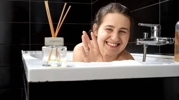 Frau Nimmt Ein Entspannendes Bad Und Lächelt Die Kamera Konzept — Stockfoto