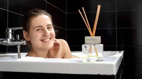 목욕중인 여자가 카메라를 있습니다 과자기 의식의 — 스톡 사진