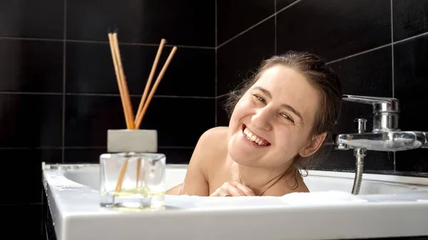 Eine Frau Einer Badewanne Eingefangen Mit Einem Fröhlichen Gesichtsausdruck Bedeutung — Stockfoto