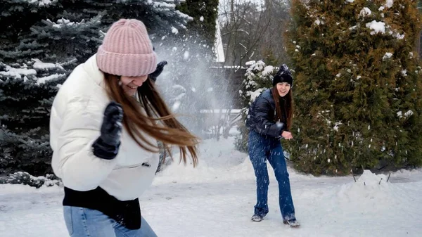 Dua Gadis Remaja Tertawa Bermain Bola Salju Halaman Belakang Pada — Stok Foto