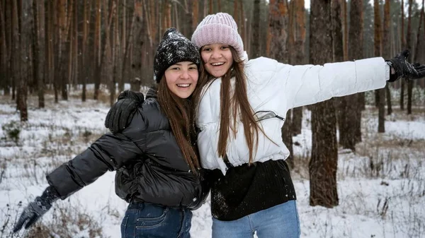 Две Счастливые Девочки Подростки Смеются Ликуют Первого Снега Игры Свежем — стоковое фото