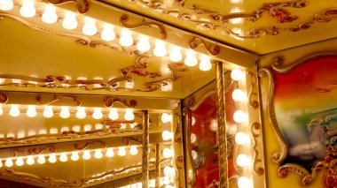 Eğlence parkında dönen bir sürü ampulle aydınlatılmış çocuk atlıkarıncaları