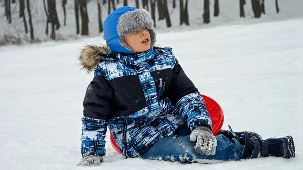 Kleine Jongen Ligt Sneeuw Wrijft Zijn Pijnlijke Been Nadat Hij — Stockfoto