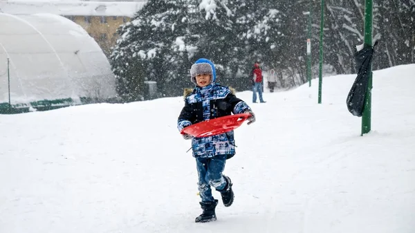 Szczęśliwe Dziecko Biegnie Przez Śnieg Sanki Ręku Chętne Dotarcia Szczyt — Zdjęcie stockowe