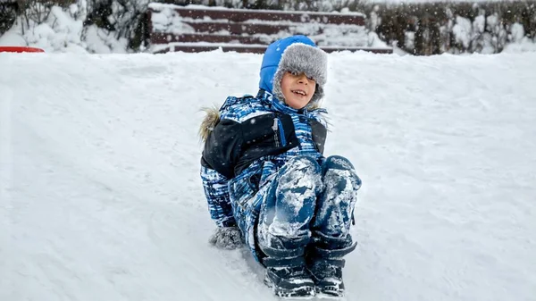 Glädje För Ett Barn När Han Släpar Ner Snöig Kulle — Stockfoto