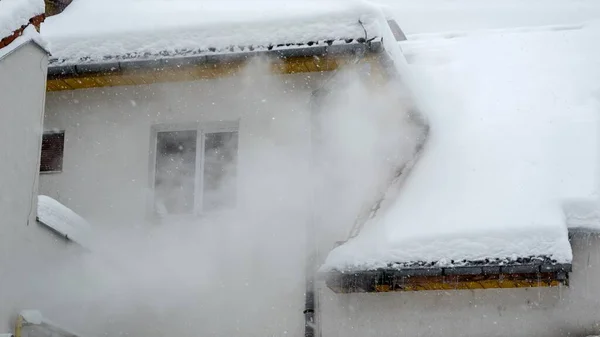 Karlı Kış Gününde Özel Evin Isıtma Sisteminden Duman Buharı Akıyor — Stok fotoğraf