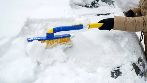 Close Uma Jovem Mulher Escovando Neve Seu Carro Dia Nevado — Fotografia de Stock