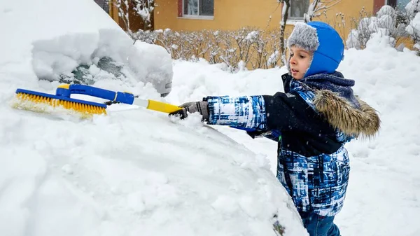 Littly Pojke Hjälpa Föräldrar Rengöring Familjebil Från Snö Vintern — Stockfoto