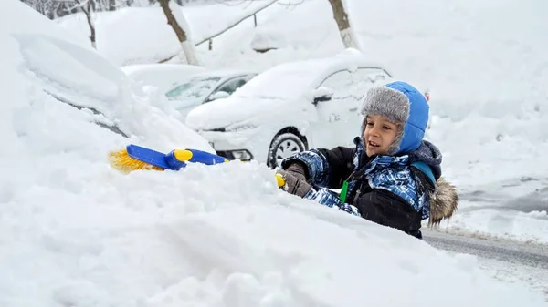 Glada Pojke Rengöring Snö Från Bil Med Borste Efter Vinterstorm — Stockfoto