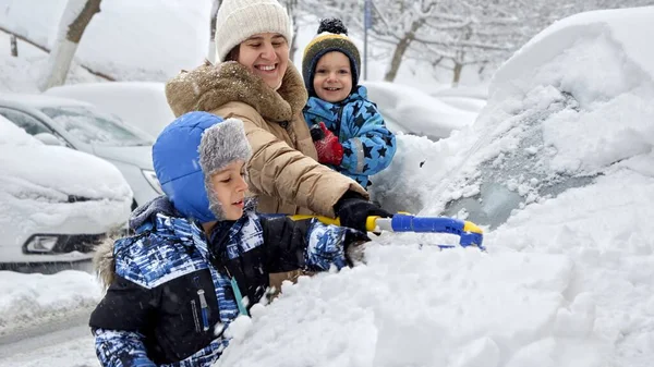 Madre Con Dos Hijos Hijo Trabajan Juntos Para Limpiar Nieve —  Fotos de Stock