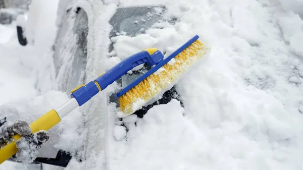 Close Woman Using Snow Brush Clear Snow Her Car Windshield — Stock Photo, Image