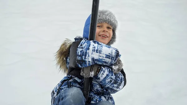 Halk Parkında Kar Fırtınası Sonrası Halatla Kayan Mutlu Gülen Çocuk — Stok fotoğraf