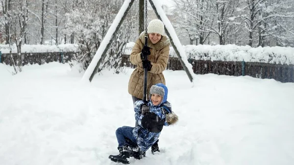 Madre Feliz Con Hijo Jugando Patio Recreo Día Invierno Nevado —  Fotos de Stock