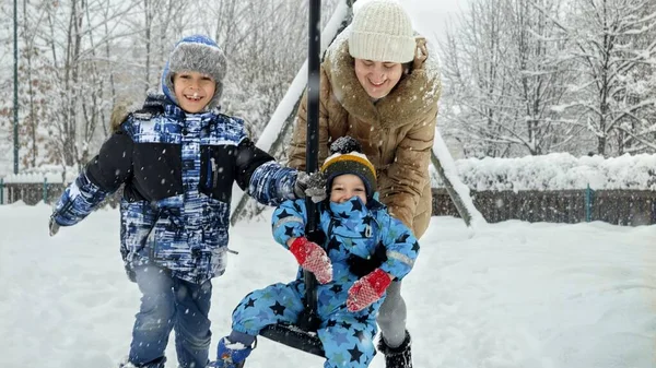 Szczęśliwa Rodzina Dwoma Synami Bawiącymi Się Jeżdżącymi Placu Zabaw Śniegu — Zdjęcie stockowe
