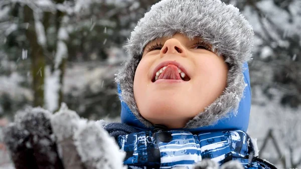 Młody Chłopak Wystający Języka Żeby Złapać Płatki Śniegu Śnieżny Dzień — Zdjęcie stockowe