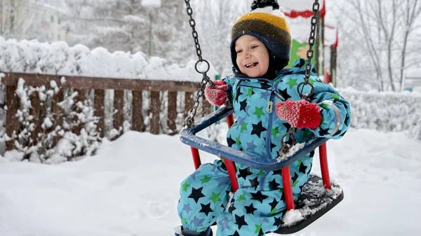 Szczęśliwy Maluch Bawiący Się Huśtawką Śniegu Koncepcja Aktywności Zimowej Korzystanie — Zdjęcie stockowe