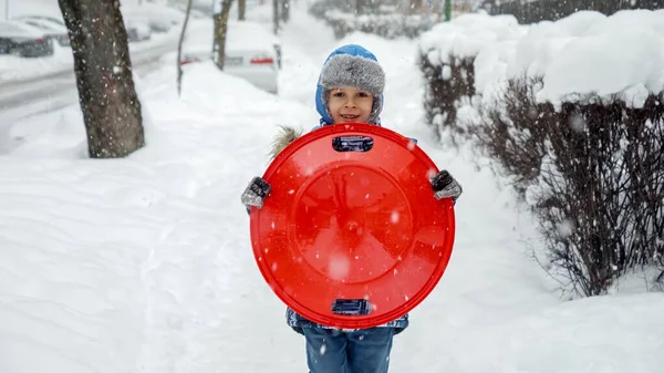 Glad Leende Pojke Går Med Plastslädar Vid Snöfall Begreppet Barn — Stockfoto