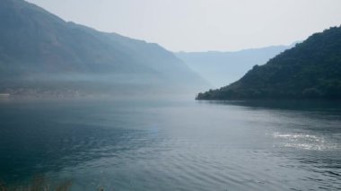 Sabah sisi ile kaplı deniz koyunu manzarası. Kotor Körfezi, Karadağ.