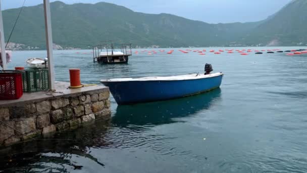 Barca Pesca Legno Con Motore Ormeggiato Molo Pietra Mentre Piove — Video Stock