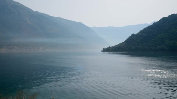 Widok Zatokę Morską Pokrytą Poranną Mgłą Zatoka Kotor Czarnogóra — Wideo stockowe