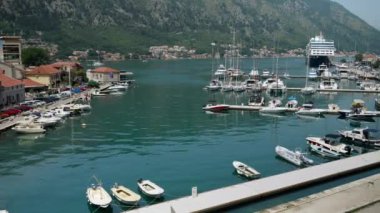 Haziran 2023, Kotor, Karadağ. Kotor limanında demirli yatlar, tekneler ve yolcu gemileri