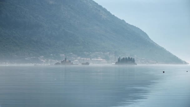 モンテネグロのコトール湾の眺めは 早朝霧で覆われています — ストック動画