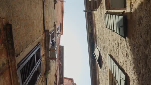 Vista Desde Suelo Antigua Calle Estrecha Con Edificios Piedra Techos — Vídeo de stock