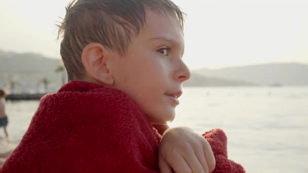 Портрет Дрожащего Дрожащего Маленького Мальчика Сидящего Морском Пляже Покрытого Полотенцем — стоковое видео