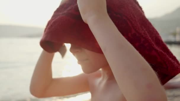 Portret Chłopca Wycierającego Mokre Włosy Głowę Ręcznikiem Kąpieli Plaży Morskiej — Wideo stockowe